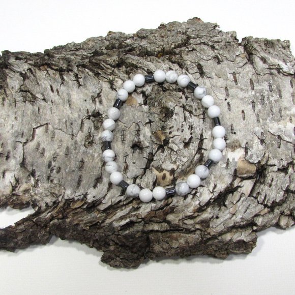 Natural White Howlite Gemstone Bracelet - Picture 3 of 6